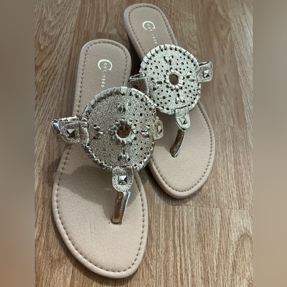 Gold flip flops (8)